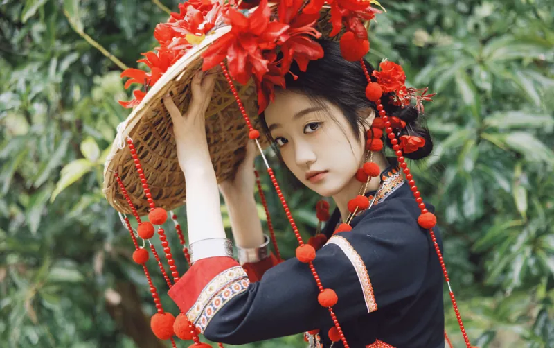 景迈山，穿布朗族服饰、举着花篮的女孩