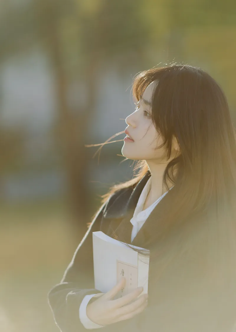 北京大学的秋天，抱着书的女孩侧脸